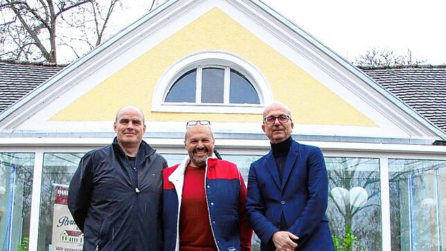 &bdquo;Chicco&ldquo; Güney Birdüzer (mitte) mit Volker Wursthorn (links) und Frank Schilling (rechts) vor dem Parkrestaurant: Die ...