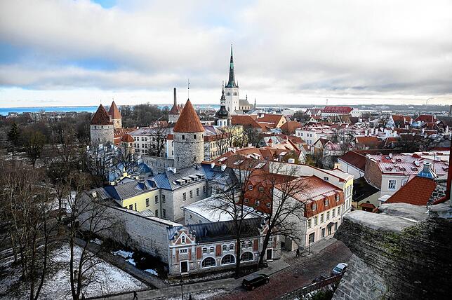 Das Bild zeigt den Blick vom Domberg auf die Altstadt von Tallinn, der Hauptstadt von Estland.
