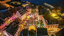 Das Bodensee-Weinfest auf dem Schlossplatz in Meersburg aus der Luft betrachtet. 2024 fand die Eröffnung bei traumhaftem Wetter statt. ...