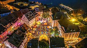 Das Bodensee-Weinfest auf dem Schlossplatz in Meersburg aus der Luft betrachtet. 2024 fand die Eröffnung bei traumhaftem Wetter statt. ...