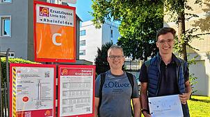 Sven Frick, Angebotsplaner der DB Regio, und Peter Spiekermann, Werkstudent zur Qualitätssicherung SEV, überprüfen am Montag an der ...