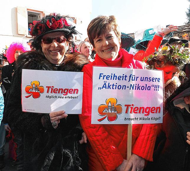 Als Vorsitzende der Aktionsgemeinschaft Tiengen wurde Christa Bader 2014 vom Hochnotpeinlichen Narrengericht zu Düenge verurteilt, hier ...
