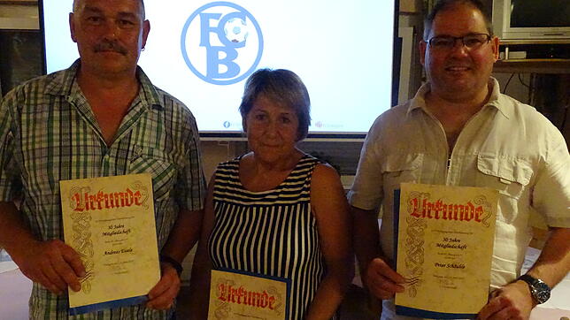 Andreas Eisele (links), Gisela Denz und Peter Schäuble wurden für 30 oder 40 Jahre Mitgliedschaft beim Fc Binzgen geehrt. Bild: Susanne ...