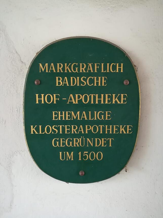 Dieses Schild wird in Zukunft wahrscheinlich nur noch einen Erinnerungscharakter haben. Nach der Schließung der Hofapotheke ist eine ...