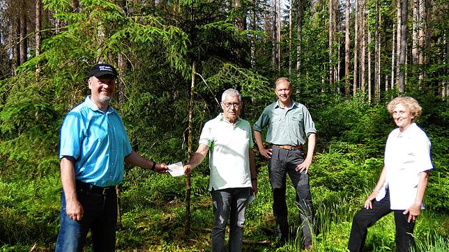 Gerne hätten Gudrun Rolle und Hans-Peter Behringer von der Albbrucker Bürgerstiftung mehr als 1000 Euro an Bürgermeister Stefan Kaiser ...