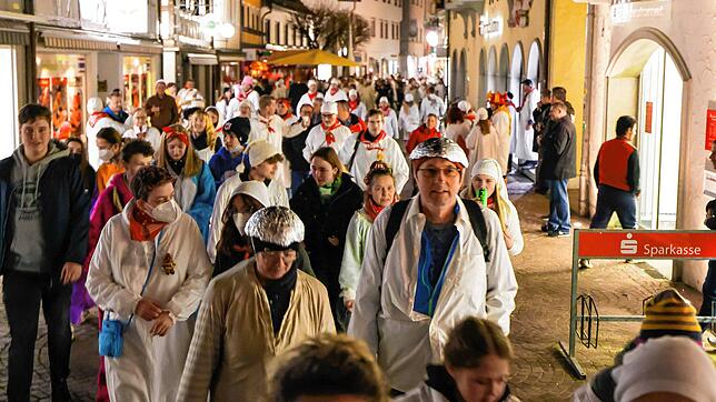 Am Mittwochabend versammelten sich in der Innenstadt trotz einer offiziellen Absage des Hemdglockerumzuges dennoch etliche Radolfzeller, ...