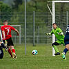 Bollwerk geknackt: Bennet Wagner (Nr. 7) trifft für den FC 08 Bad Säckingen zur Führung im Derby beim SV Obersäckingen gegen Torwart ...