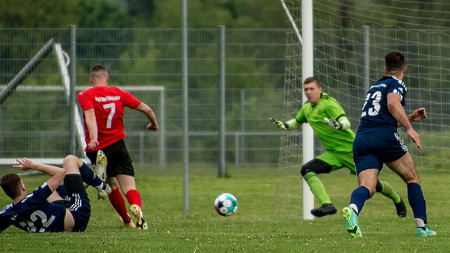 Bollwerk geknackt: Bennet Wagner (Nr. 7) trifft für den FC 08 Bad Säckingen zur Führung im Derby beim SV Obersäckingen gegen Torwart ...