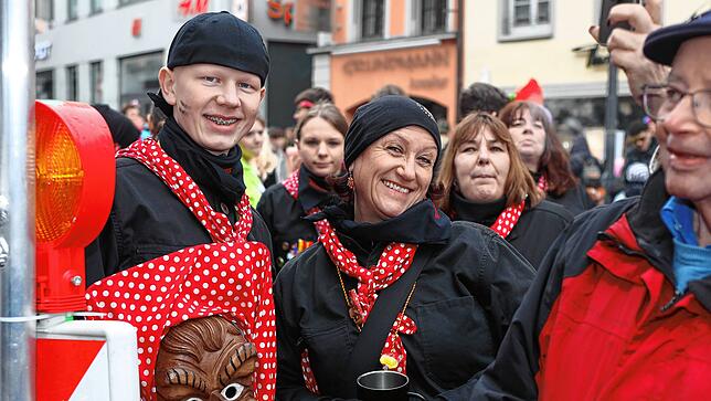 Bild 25: Schmotziger Dunschtig: Auf der Marktstätte treffen sich die Narren und Hästräger