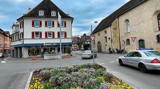 Statt der aktuellen Verkehrsinsel in der Christophstraße entsteht hier im ersten Bauabschnitt ein Kreisverkehr, der Endstation und ...