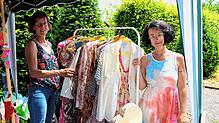 Brigitte Sibold aus Geisingen (links) und Christina Ritzi aus Riedheim gehen selbst gerne als Besucher auf Flohmärkte. In Weiterdingen ...