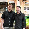 Jan Hägele (links) und sein Vater Andreas Hägele von der Betreiberfamilie des Vitaminmarkts in Hilzingen in den Verkaufsräumen.
