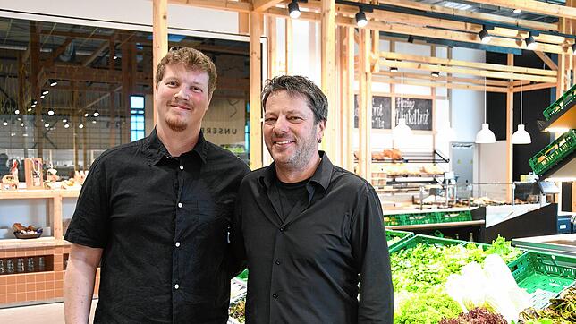 Jan Hägele (links) und sein Vater Andreas Hägele von der Betreiberfamilie des Vitaminmarkts in Hilzingen in den Verkaufsräumen.