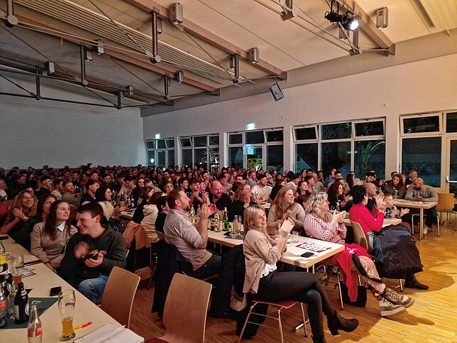 Volles Haus bei der ersten von zwei Aufführungen. Zwerchfellgymnastik war in den drei Akten angesagt. Immer wieder gibt es Szenenapplaus.