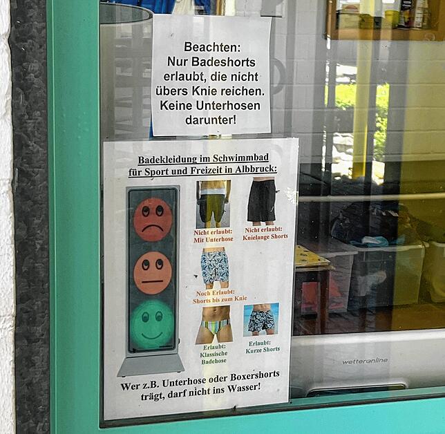 Mit Bilder wird direkt am Eingang zum Freibad in Albbruck gezeigt, welche Regeln gelten. Insgesamt hängen die Baderegeln fünf Mal im Bad ...