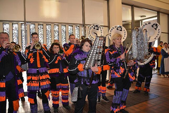 Bild 42: Bilder vom Narrentreffen der Urviecher-Zunft: Narrenmesse und Zunftmeisterempfang