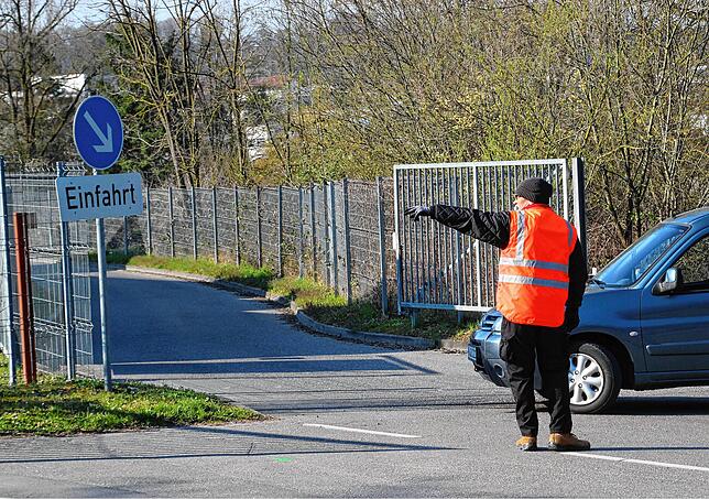 Ein Mitarbeiter beim Einweisen der Besucher am Entsorgungszentrum des Bodenseekreises in Überlingen, an der Füllenwaid. Die Besucher ...