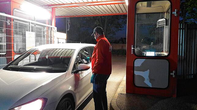 Kontrolle des Handytickets per Scanner durchs geschlossene Autofenster.