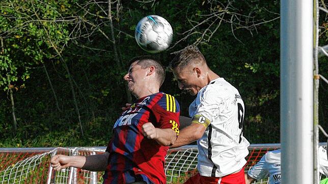Derbyfieber: Knackige Duelle, wie die des Lauchringers Michael Roith (links) und Patrick Budde von der Spvgg. Wutöschingen, stehen ...
