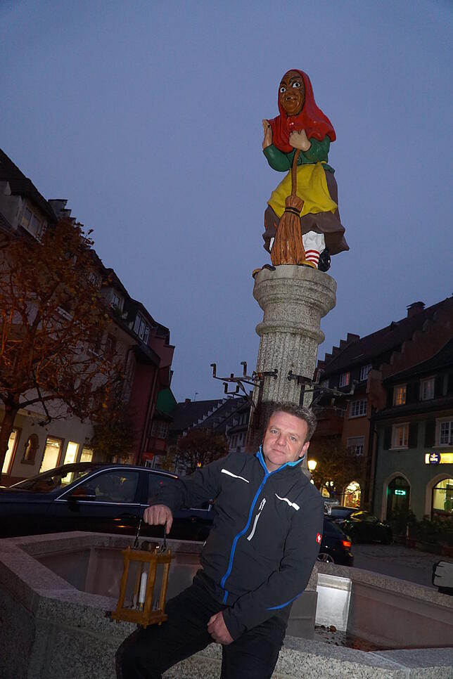 Einsam sitzt Narrenvater Sven I. mit seiner Laterne am Narrenbrunnen. Normalerweise wäre heute um 11.11 Uhr närrisches Treiben unter der ...