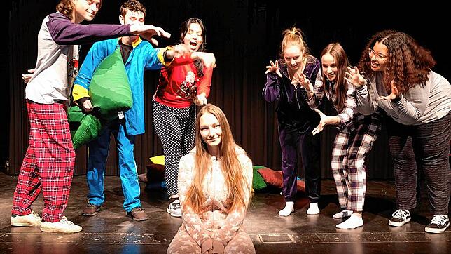 Der Spielclub Gems aus Singen spielt &bdquo;Sandman goes viral&ldquo;.