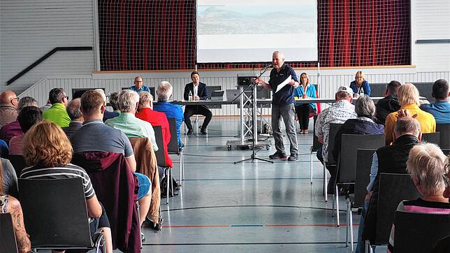 Andreas Schmid &ndash; stehend am Mikrofon &ndash; von der Initiative Offenes Hilzingen war einer der vielen Bürger, der sich zum Thema ...