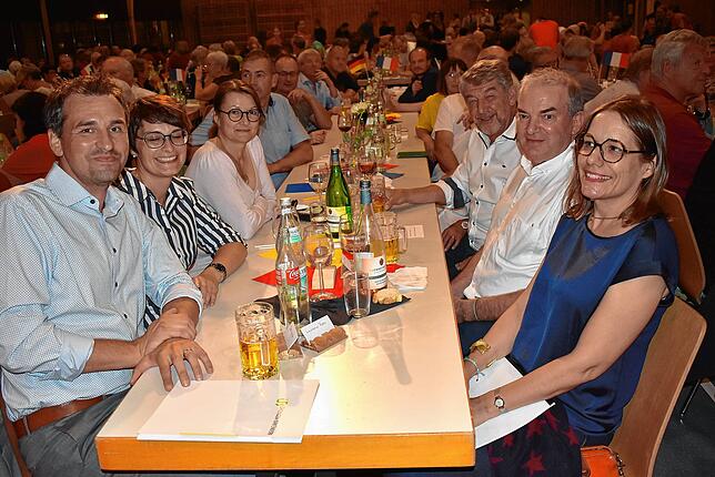 Bestens unterhielten sich die Vertreter der Partnergemeinden. Links Bürgermeister Tobias Gantert mit Ehefrau Angela, die stellv. ...