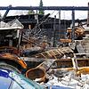 Das Bild der Brandruine in Twielfeld zeigt: Von der ehemaligen Lagerhalle mit privater Kfz-Werkstatt ist nach dem Feuer nicht mehr viel ...