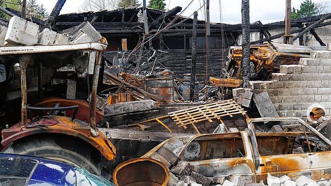 Das Bild der Brandruine in Twielfeld zeigt: Von der ehemaligen Lagerhalle mit privater Kfz-Werkstatt ist nach dem Feuer nicht mehr viel ...