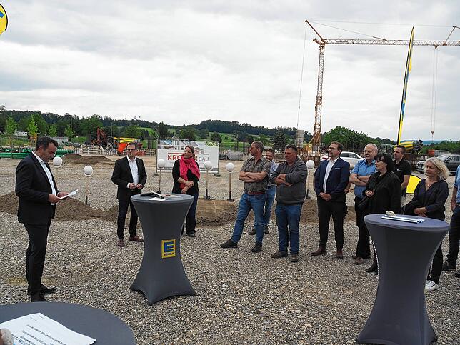 Bürgermeister Andreas Morasch, Frank Meng, die Erste Landesbeamtin Tina Schlick und Gemeinderäte (von links) beim Spatenstich.