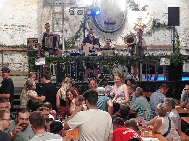 Bild 22: Die Bilder vom Bermatinger Weinfest! So schön war der Auftakt am Freitagabend