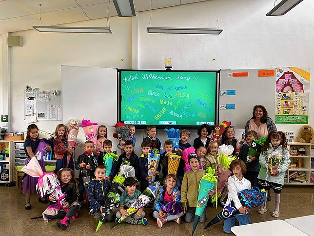 Die erste Klasse der Grundschule Weigheim-Mühlhausen mit der Klassenlehrerin Sabina Savvanidis.