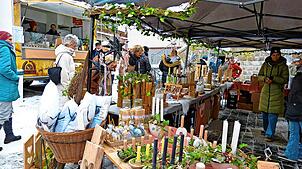 Beim vielseitigen Angebot auf dem Nußbacher Weihnachtsmarkt, der wieder viele Besucher anlockt, fällt die Wahl schwer – zu verlockend ...