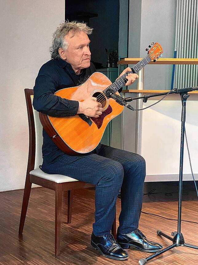 Michael Zachcial sang eindrückliche Lieder aus dem Widerstand oder aus dem Liedgut der Gefangenen in Konzentrationslagern. Die Stücke ...