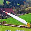 Der Flügel eines Windrads bei seinem Transport durch den Ort Prinzbach im Schwarzwald: Anders als im Norden der Republik sind solche ...