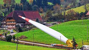 Der Flügel eines Windrads bei seinem Transport durch den Ort Prinzbach im Schwarzwald: Anders als im Norden der Republik sind solche ...