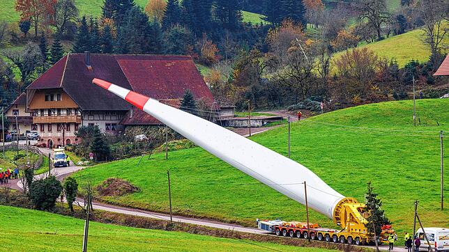 Der Flügel eines Windrads bei seinem Transport durch den Ort Prinzbach im Schwarzwald: Anders als im Norden der Republik sind solche ...