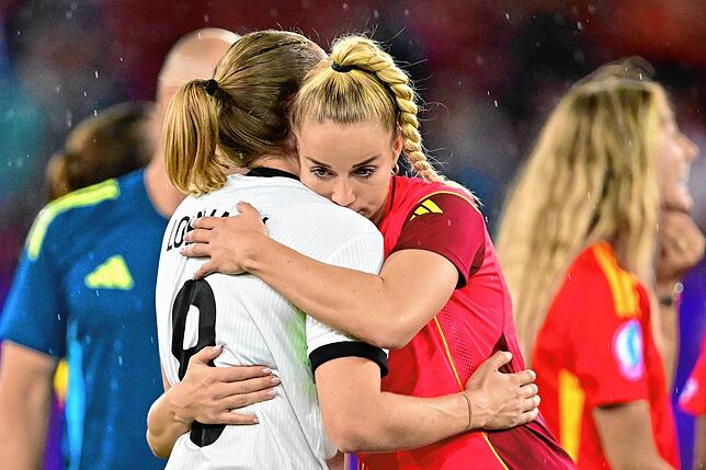 Sydney Lohmann und Giulia Gwinn (r) umarmen sich nach dem Spiel.