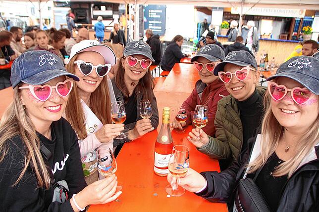 Ein Hoch auf die Braut (von links): Sonja Rodrigues, Chiara Mejer-Tschopp, Livia Wechsler, Jessi Huber, Anja Bossart und Anya Baumann.