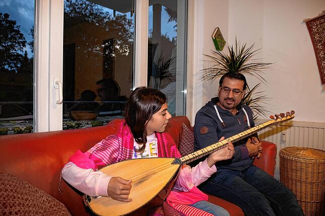 Die 13-jährige Silva spielt ein Instrument aus der Heimat. Sie spielt gut und hat eine sehr schöne Stimme, sagt der stolze Papa Sarbast ...