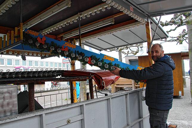 Schausteller Thomas Vogt baut seine Kindereisenbahn ab.