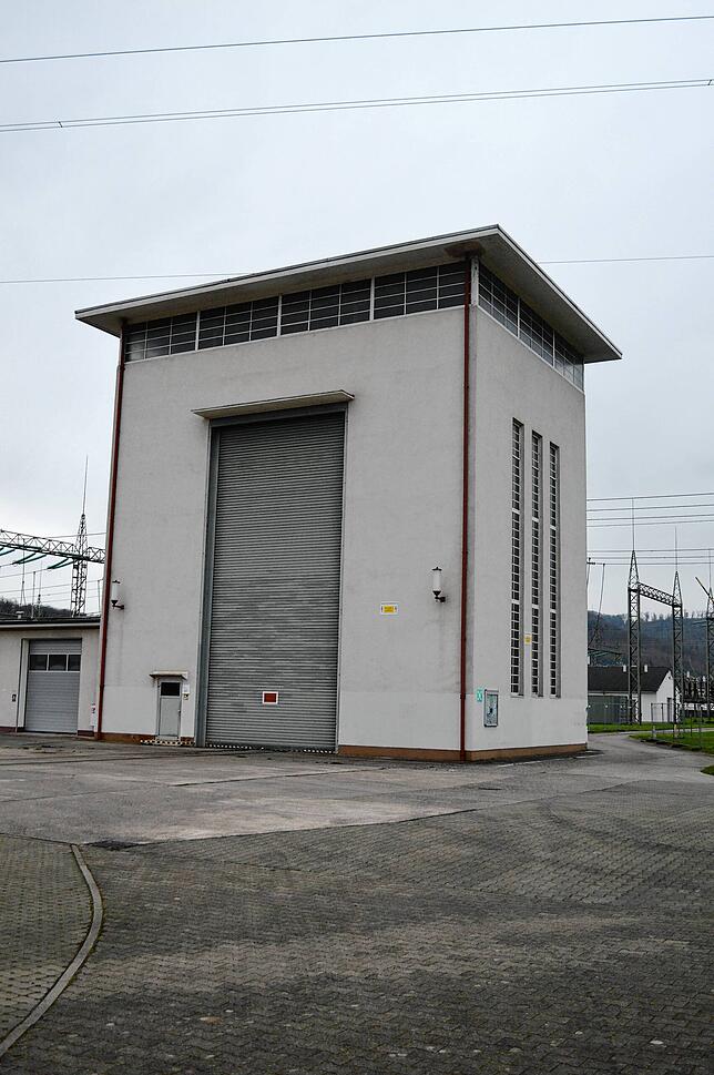 Die Montagehalle des Geländes ist auch von weiter weg gut zu erkennen.