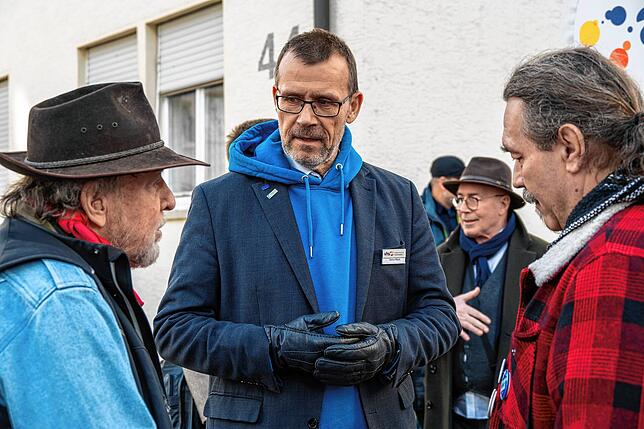 Der Künstler Gunter Demnig, Volkshochschul-Leiter Detlev Maaß und Initiator Thomas Kliebenschädel (von links) im Gespräch.