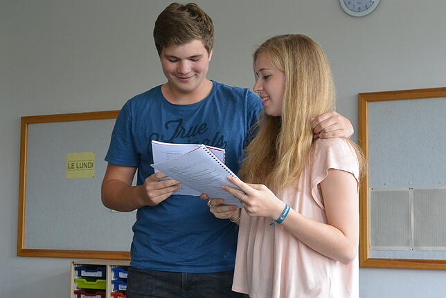 Zunächst findet Vater es ausgezeichnet, dass Polly mit Macheath anbandelt – nur verlieben soll sie sich nicht. Von links: Jannis Keller, ...