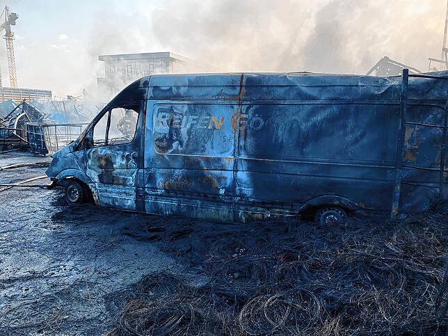Ein vom Großbrand völlig zerstörtes Ausliefer-Fahrzeug von Reifen Göggel.