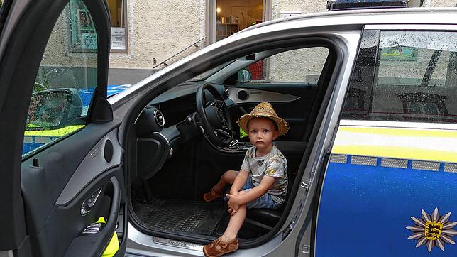 Der kleine Johann darf zum ersten Mal in einem Polizeiauto sitzen und macht große Augen. Auch das ist ein Teil der Aktion auf dem ...