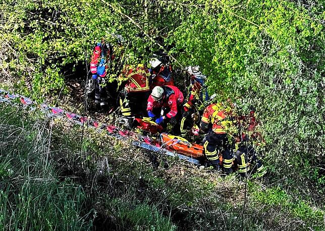 Die Feuerwehr Singen ermöglichte mit Leitern den Zugang zum schwerverletzten Mann.