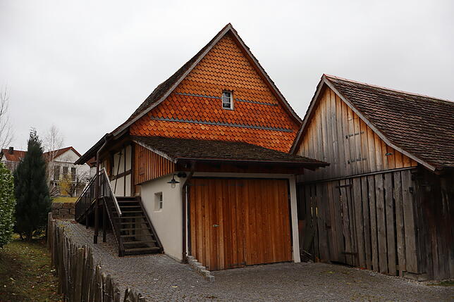 Links sieht man das Ausgedinghaus, das nun für Veranstaltungen genutzt werden soll, rechts daneben ist der Holzschopf.