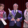 Walter Reichhart, Vorsitzender des Filmclubs Singen-Radolfzell, freut sich mit Laudatorin Angelika Berner-Assfalg (links) und Ursula ...