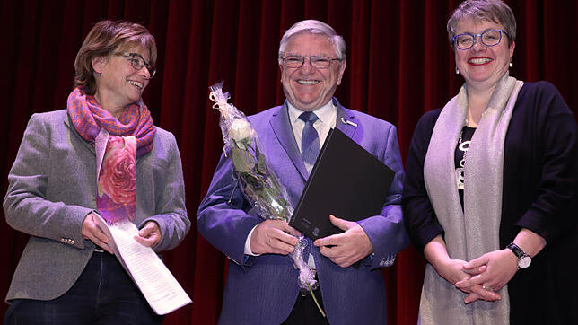 Walter Reichhart, Vorsitzender des Filmclubs Singen-Radolfzell, freut sich mit Laudatorin Angelika Berner-Assfalg (links) und Ursula ...